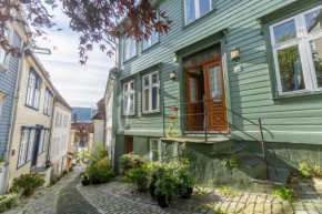 Dinbnb Homes I Cozy Cellar Apartment in Historical Cobblestone Street